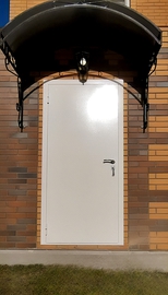Белая входная дверь