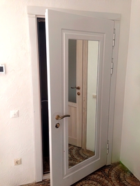 Дверь внутреннего открывания с зеркалом