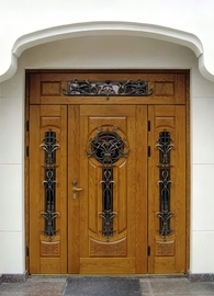 Полуторная дверь из массива с фрамугой