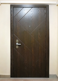 Шпонированная входная дверь