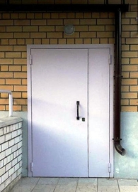 Тамбурная дверь с отделкой грунт-эмалью