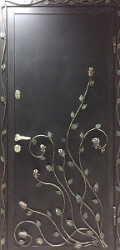 Фото двери с кованым рисунком «Цветы»