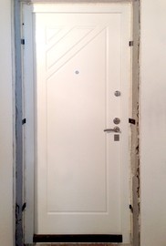 Входная дверь с белым МДФ в квартире