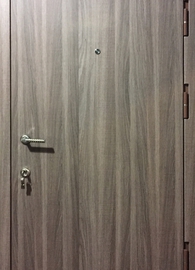 Квартирная дверь с ламинатом