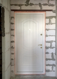 Металлическая дверь с МДФ в частном доме