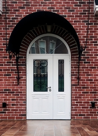 Арочная белая дверь с остеклением
