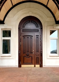 Арочная дверь с декоративной резьбой