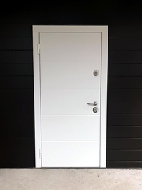 Белая дверь для дачного дома