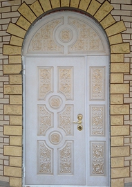 Белая дверь с арочной фрамугой