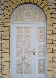 Белая дверь с арочной фрамугой