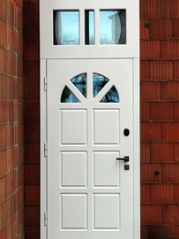 Белая дверь с фрамугой и стеклом