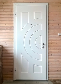 Белая дверь с фрезеровкой