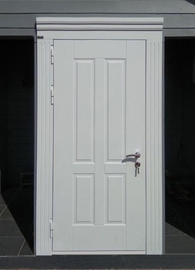 Белая дверь с карнизом