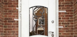 Установка парадной двери с остекленной фрамугой в коттедже
