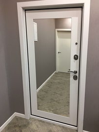 Белая дверь с зеркальной панелью