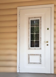 Белая дверь в бревенчатом доме