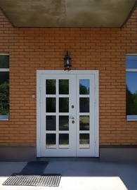 Белая остекленная дверь