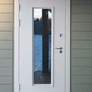 Фото входных дверей с ковкой и стеклом