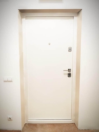 Белая стальная дверь изнутри