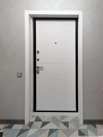 Белая входная дверь