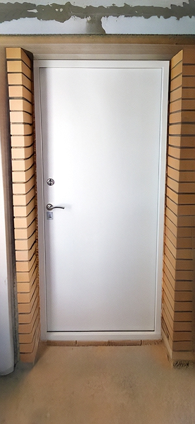 Белая входная дверь