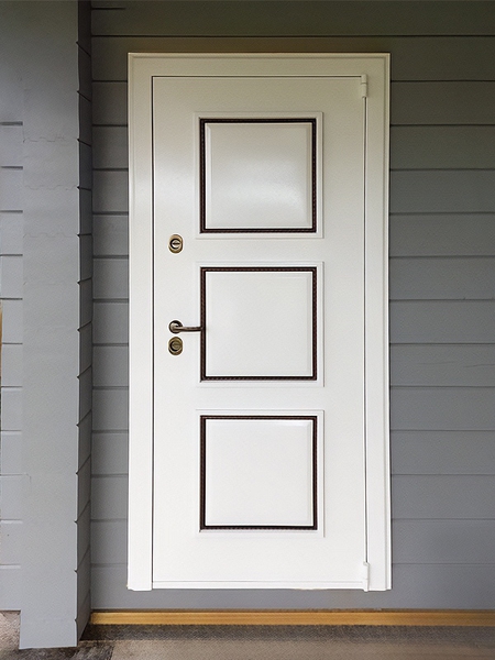 Белая входная дверь