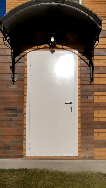 Белая входная дверь