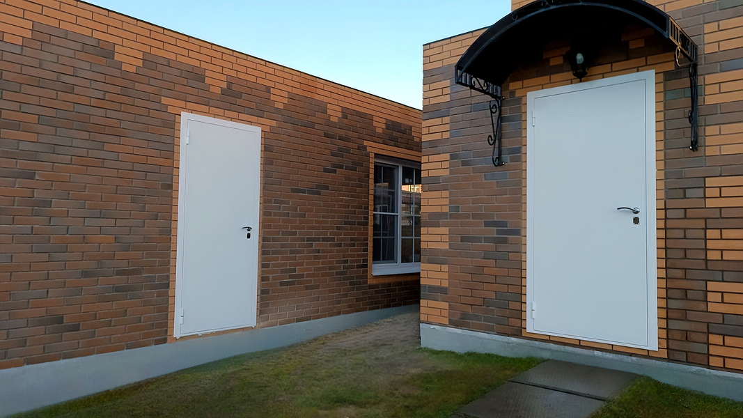 Белые входные двери