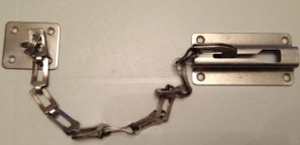 Как установить цепочку на металлическую дверь