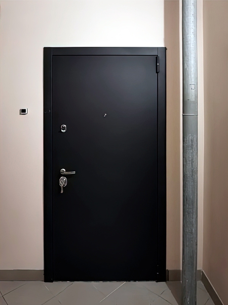 Черная квартирная дверь