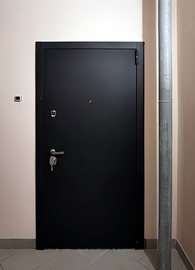 Черная квартирная дверь