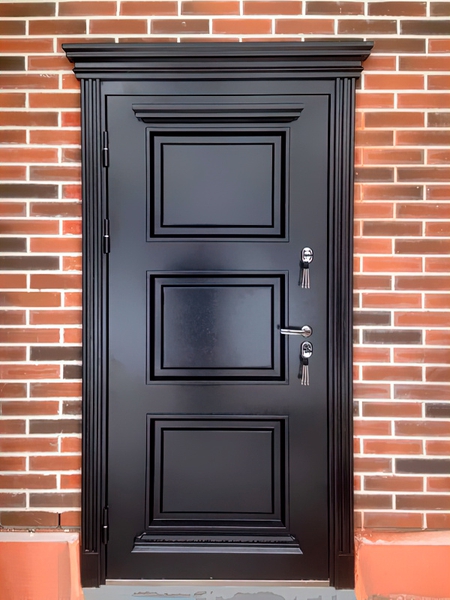 Черная металлофиленчатая дверь