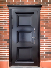 Черная металлофиленчатая дверь