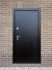 Черная стальная дверь