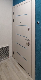 Светлая дверь с декоративными вставкми синего цвета на заказ