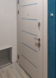 Светлая дверь с декоративными вставкми синего цвета на заказ