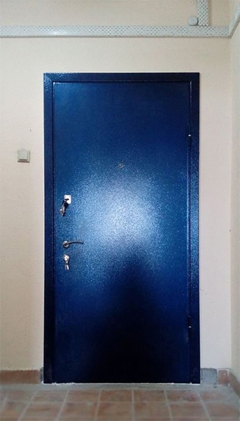 Синяя квартирная дверь