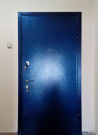 Синяя квартирная дверь