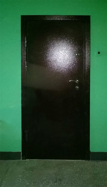 Коричневая дверь в многоэтажке