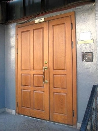 Фото двери в многоквартирном доме