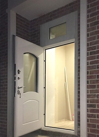 Белая дверь с остекленной фрамугой