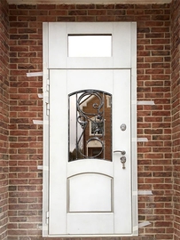 Белая дверь с остекленной фрамугой