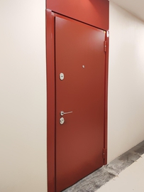 Красная дверь с фрамугой