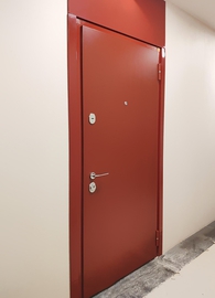 Красная дверь с фрамугой