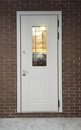 Дверь белого цвета с окном