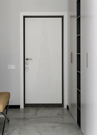 Дверь белого цвета с рисунком