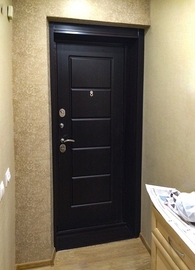 Дверь черного цвета