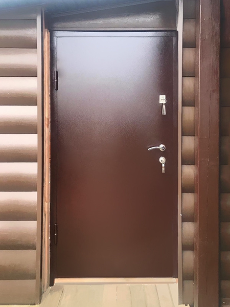 Дверь для частного строения