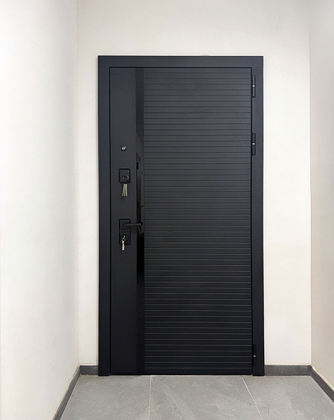 Дверь для квартиры с черным МДФ