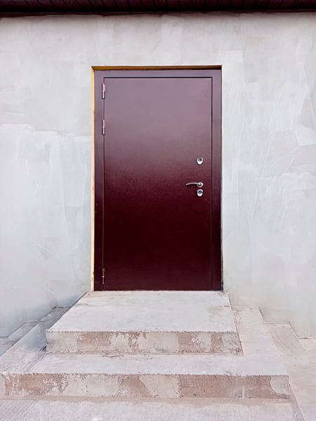 Дверь коричневого цвета